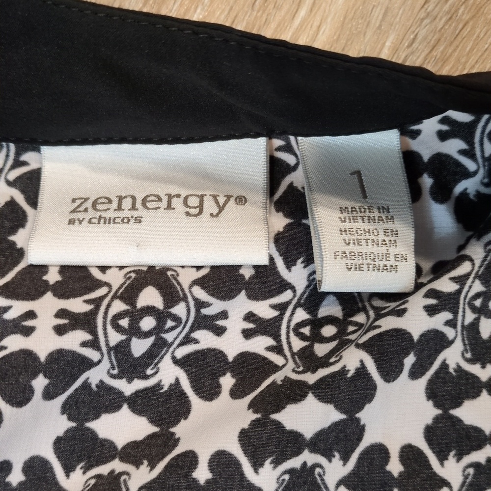 Zenergy by Chico's Women's Black Lightweight Jacket w/ Red & White Floral size 1 - Picture 4 of 8